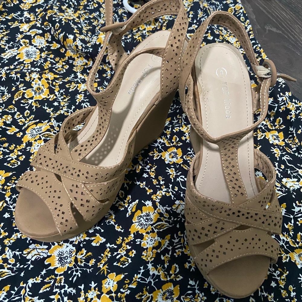 Strap platform sandals size 8 beige